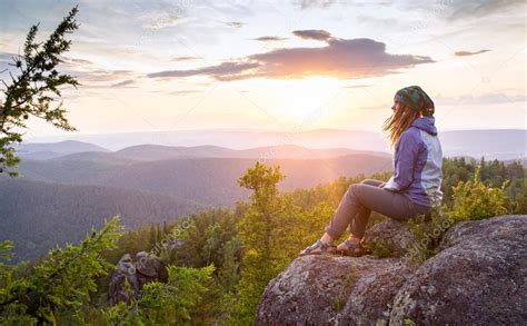 Mujer joven mirando un paisaje rural