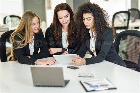 Mujeres trabajando en una oficina japonesa