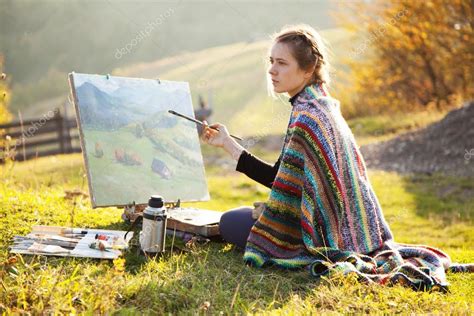 Artista pintando un paisaje rural