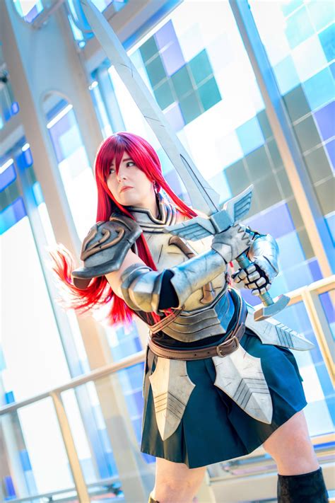 Detalle de un cosplay de Erza Scarlet, versión Samurai Fuego