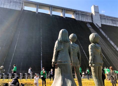 Estatua de Eren, Mikasa y Armin en la presa de Oyama