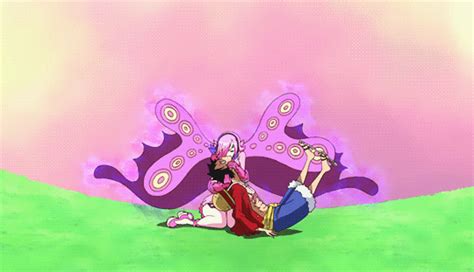 Reiju sugando veneno de Luffy