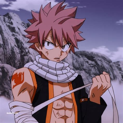 Natsu Dragneel en combate contra un dragón