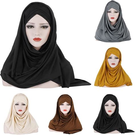 Mujer usando un Amira hijab de una sola pieza