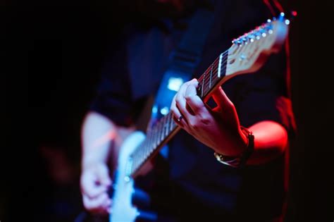 Chicos tocando guitarra en un concierto