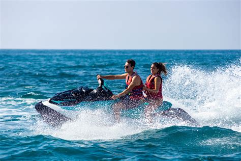 Parejas disfrutando de actividades acuáticas