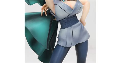 Detalle de la figura de Tsunade con su plataforma de soporte