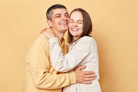 pareja joven expresando amor