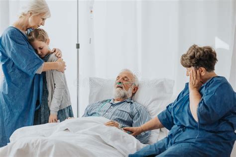 Elizabeth llorando junto al moribundo Doctor Dana