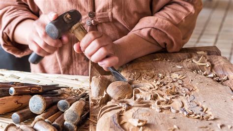 Un artesano trabajando con piedra bajo la luz de la luna