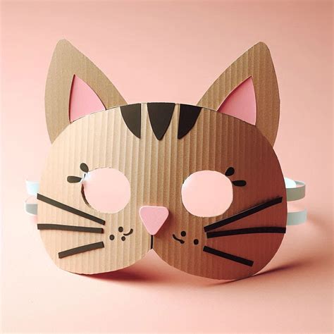 Gato con máscara mágica