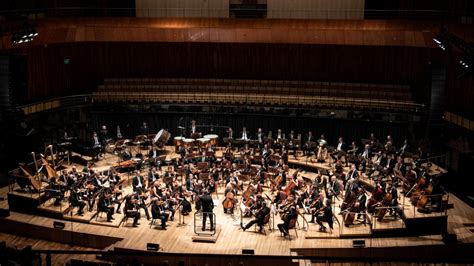 Orquesta sinfónica interpretando música de Ataque a los Titanes
