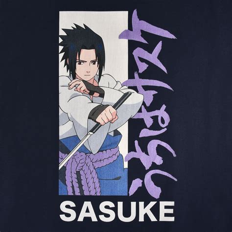 Detalle de bordado en camiseta de Sasuke Uchiha
