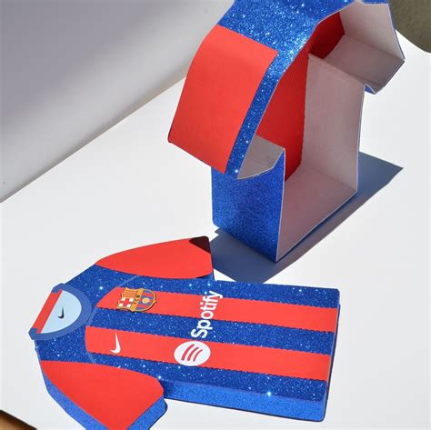 Embalaje cuidado para regalo de camiseta