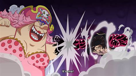 Big Mom atacando a Luffy con electricidad