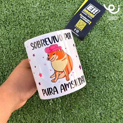 Primer plano de una taza con diseño de Vegeta y Bulma