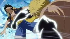 Garp golpeando a Luffy con un golpe imbuido con Haki