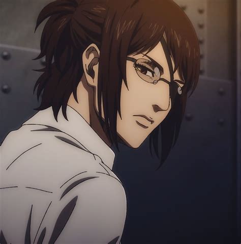 Ilustración de Hange interactuando con los marleyanos recién llegados.