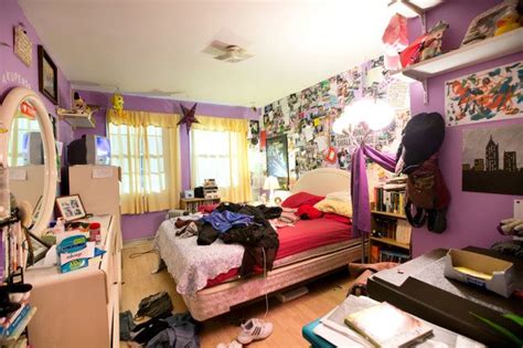 Habitación desordenada de un adolescente