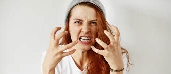 Chico pálido con expresión de fastidio