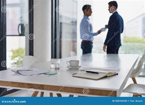 Oficina con dos hombres interactuando