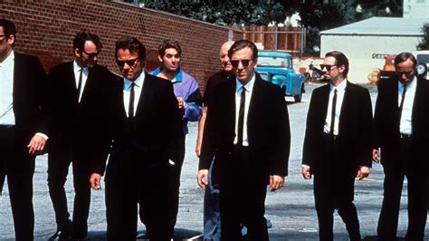 Personajes de Reservoir Dogs con trajes negros