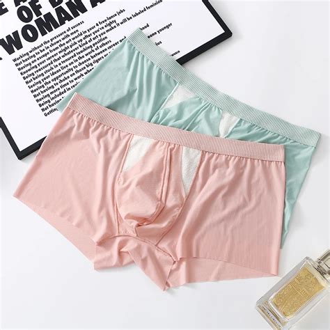 Hombre probándose ropa interior cómoda