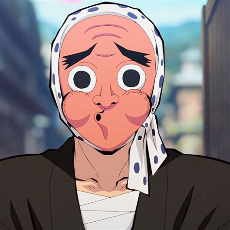 Haganezuka afilando una espada con gran concentración