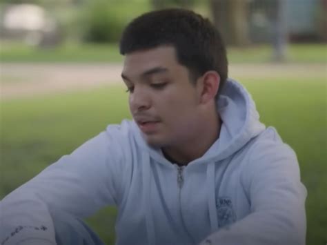 Naruto corriendo por la ventana de su casa