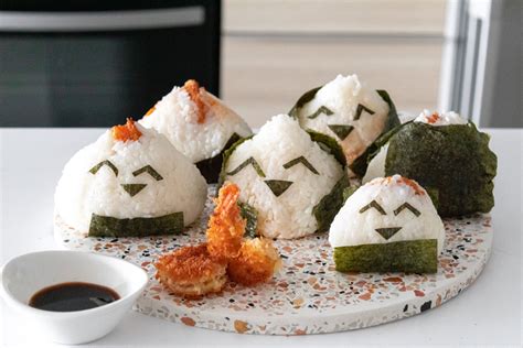 Ilustración de onigiris caseros