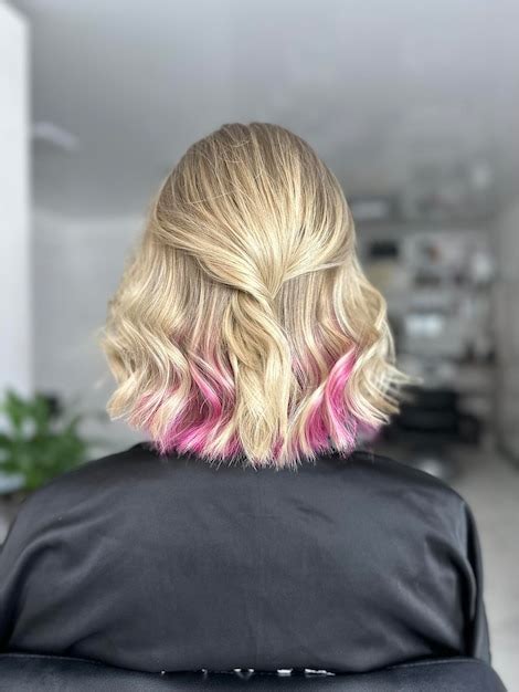 Cabello rubio con reflejos rosas
