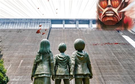 Estatua de los protagonistas de Ataque a los Titanes en Hita