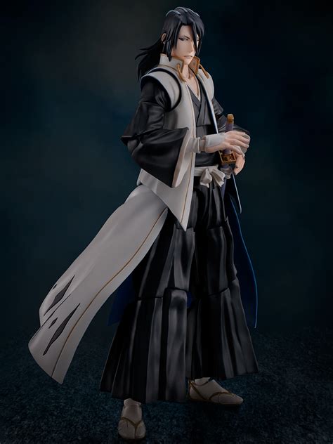 Byakuya Kuchiki con su bufanda blanca característica