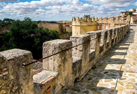 Titanes atacando las murallas de la ciudad