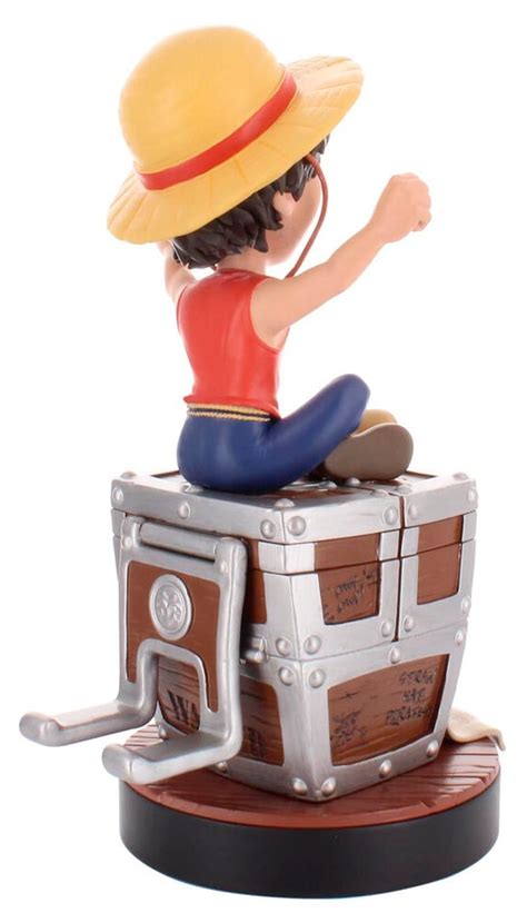Soporte Cable Guys de Luffy sosteniendo un mando de consola