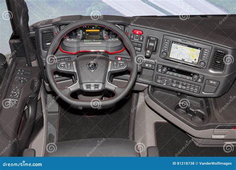 Imagen de un camión moderno utilizando un GPS en la cabina