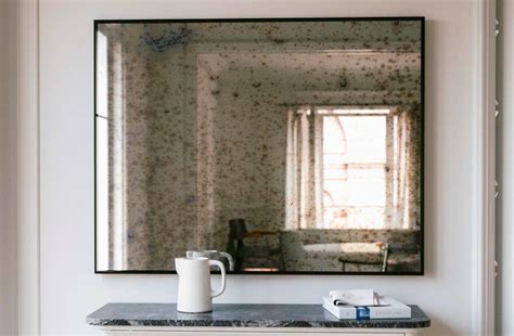 Espejo vintage con vidrieras en un dormitorio