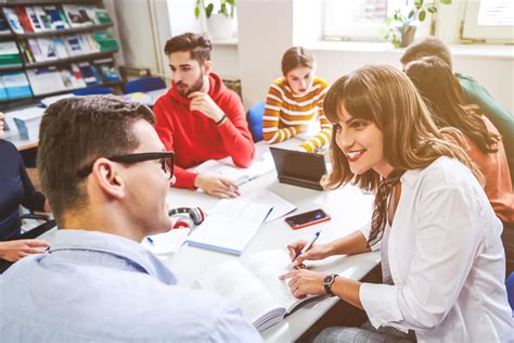 Grupo de estudiantes planeando una estrategia