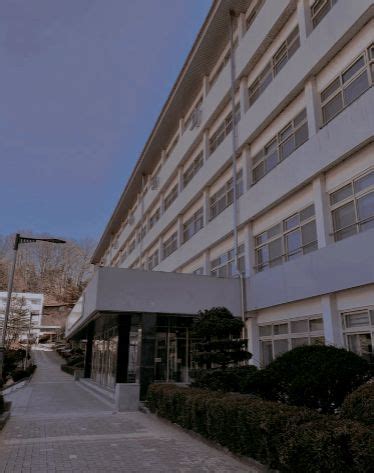 Mapa del instituto Hyosan con posibles rutas de escape