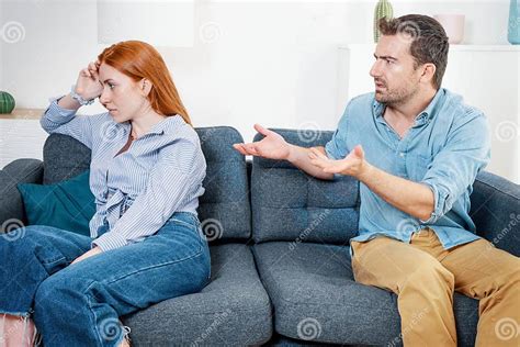 Pareja triste discutiendo
