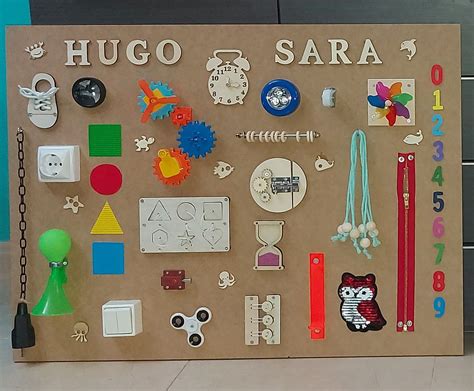 Panel de actividades de madera con diversos juegos para bebés