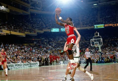 Michael Jordan con el Air Jordan VI durante un partido