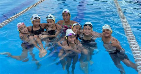 Equipo de natación Iwatobi en acción