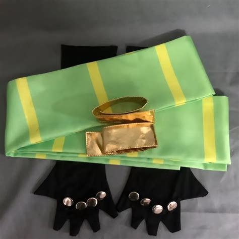 Detalle de guantes y bufanda en cosplay de Kaneki