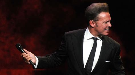 Luis Miguel con micrófono