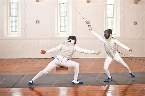 Veronica y Guila entrenando esgrima