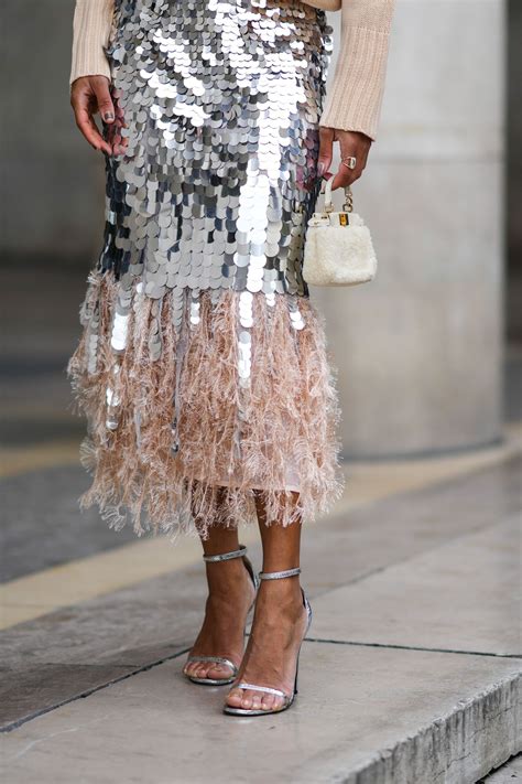 Jenny Realight luciendo su atuendo de lentejuelas y joyas