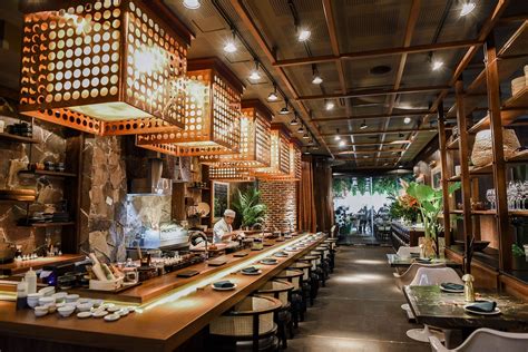 Interior del restaurante Itachi Sushi con decoración elegante.