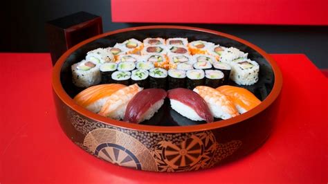 Plato de sushi variado y colorido de Itachi Sushi.