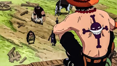 Tatuaje de Ace en la espalda con el Jolly Roger de Barbablanca